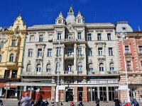 Trg bana Jelačića 7, stambeno-trgovačka zgrada sagrađena 1905. godine za trgovca Roberta Kolmara prema projektu atelijera Hönigsberg i Deutsch  Stambeno-trgovačka najamna zgrada, Trg bana Josipa Jelačića 7 /Pod zidom 8, građena je 1904./1905. godine za trgovca Roberta Kolmara prema projektu atelijera Hönigsberg i Deutsch. Tek što je sagrađena kuću su kupili industrijalac Žiga Stern, vlasnik kožare i veletrgovac drvom Filip Deutsch. Vlasnički stan zauzima cijeli prvi kat zgrade s glavnim prostorima prema Trgu i servisnim dijelom sa zasebnim ulazom s ulice Pod zidom. Prostorije vlasničkog stana od sredine 20. stoljeća koristi Društvo hrvatskih književnika. Pročelje je oblikovano u duhu slobodnog stila kasnog historicizma, a interijer zgrade očuvan je unatoč kasnijim zahvatima. Zgrada je vrijedan primjer stambene palače u opusu atelijera Hönigsberg i Deutsch i odlikuje se kvalitetno izvedenim obrtničkim detaljima i korištenjem suvremenih konstruktivnih rješenja.